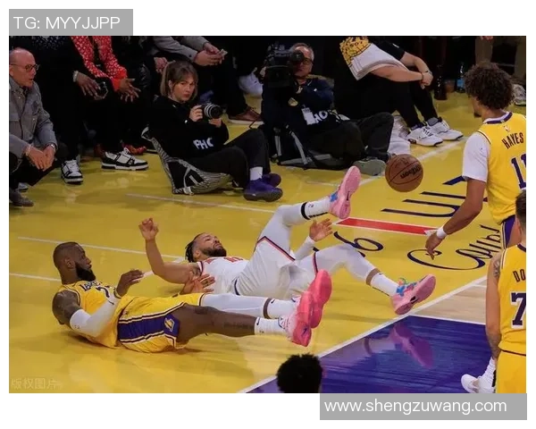 足球巨星赛场意外崴脚引发球迷热议或影响球队后续赛程走势